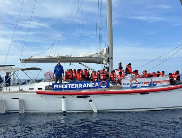 Ιταλία: Διάσωση 28 προσφύγων όταν η μηχανή του σκάφους τους πήρε φωτιά