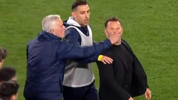 Επικό σκηνικό: Ο Μουρίνιο έπιασε από τη μύτη τον Μπουρούκ και εκείνος έπεσε… μαεστρικά στο έδαφος! (vid)