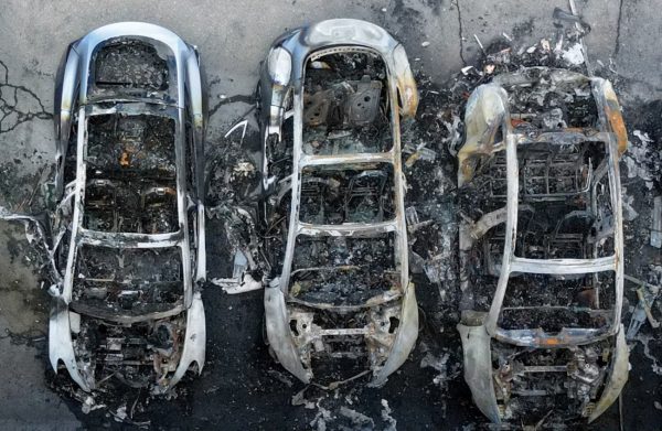 Στόχος βανδαλισμών τα αυτοκίνητα της Tesla, βουλιάζουν οι πωλήσεις