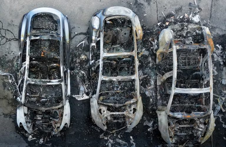 Στόχος βανδαλισμών τα αυτοκίνητα της Tesla, βουλιάζουν οι πωλήσεις
