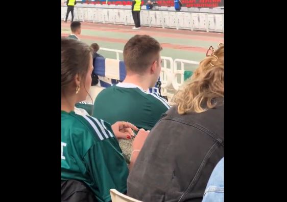 Απίθανο βίντεο από το ΟΑΚΑ: Φίλη του Παναθηναϊκού βλέπει το ντέρμπι και πλέκει (vid)