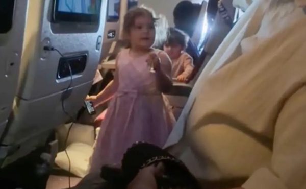 Viral βίντεο με παιδάκι που προσπαθεί να καρφώσει πιρούνι σε επιβάτιδα αεροπλάνου – Η αντίδρασή της