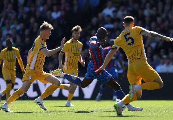 Η Κρίσταλ Πάλας νίκησε με 9 παίκτες την Μπράιτον (2-1), διπλό παραμονής για την Γουλβς (2-1)