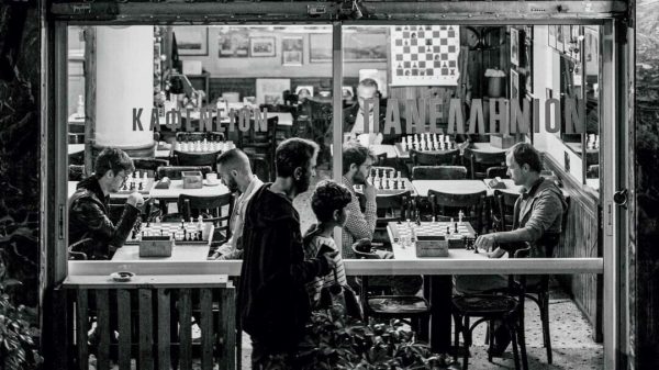 Πανελλήνιον: Το ντοκιμαντέρ για το ιστορικό σκακιστικό καφενείο στη συμβολή Μαυρομιχάλη και Σόλωνος