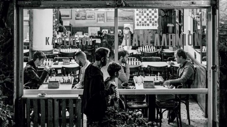 Πανελλήνιον: Το ντοκιμαντέρ για το ιστορικό σκακιστικό καφενείο στη συμβολή Μαυρομιχάλη και Σόλωνος