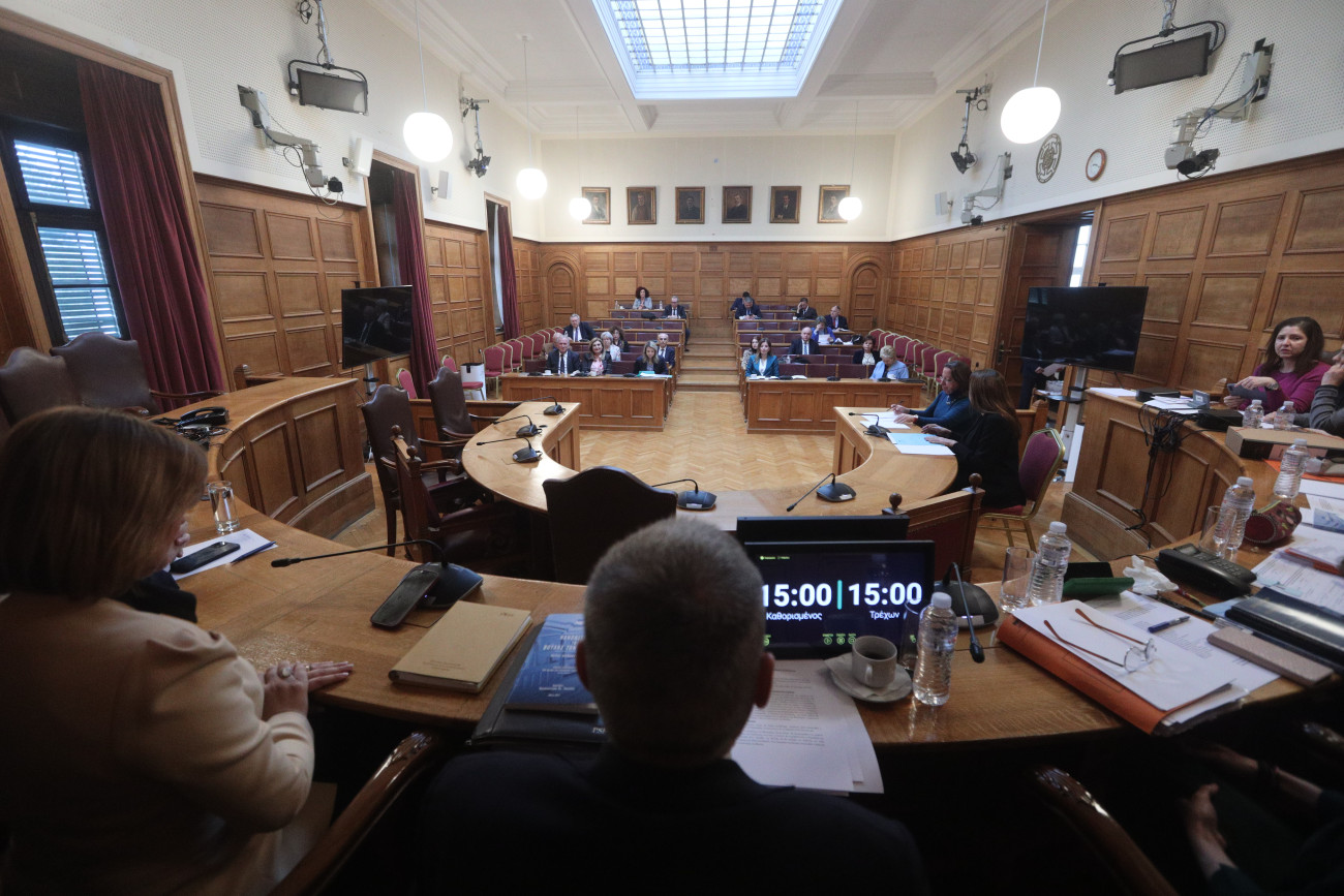 Τίτλοι τέλους στην προνακριτική: Στον Κακλαμάνη το πόρισμα, καταγγελίες και αποχωρήσεις από την αντιπολίτευση – Την Παρασκευή η συζήτηση στην Ολομέλεια