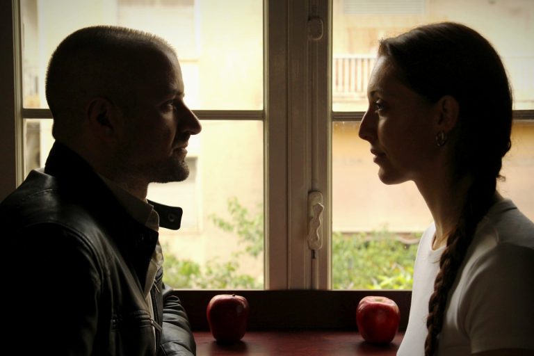 «Οιδίνους» του Θανάση Τριαρίδη: Πλεκτάνη για δύο πρόσωπα σε δύο πράξεις στον Τεχνοχώρο «Φάμπρικα»