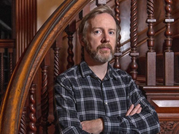 «Το τσίμπημα της μέλισσας»: μια οικογένεια όχι και τόσο «κανονική»