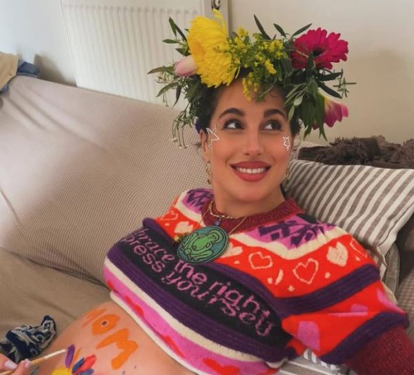 Παυλίνα Βουλγαράκη: Hippie πάρτι με λουλούδια και body painting πριν γεννήσει