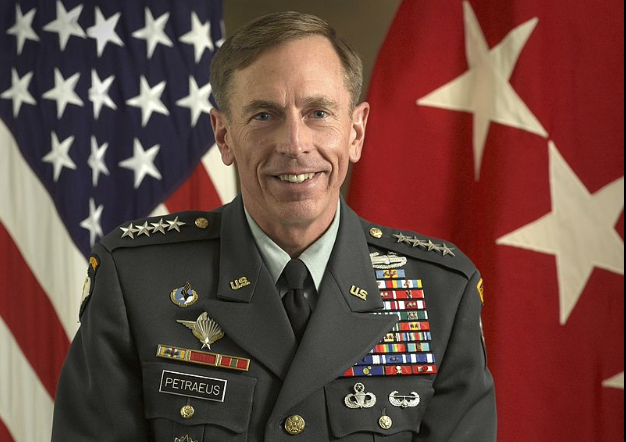 Ο Ντέιβιντ Πετρέους πρώην αρχικατάσκοπος της CIA σε ρόλο κλειδί στην KKR