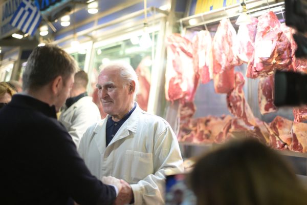 Στη Βαρβάκειο ο Ανδρουλάκης: Χρειάζονται κανόνες στην αγορά και όχι ασυδοσία, την οποία επιτρέπει η ΝΔ