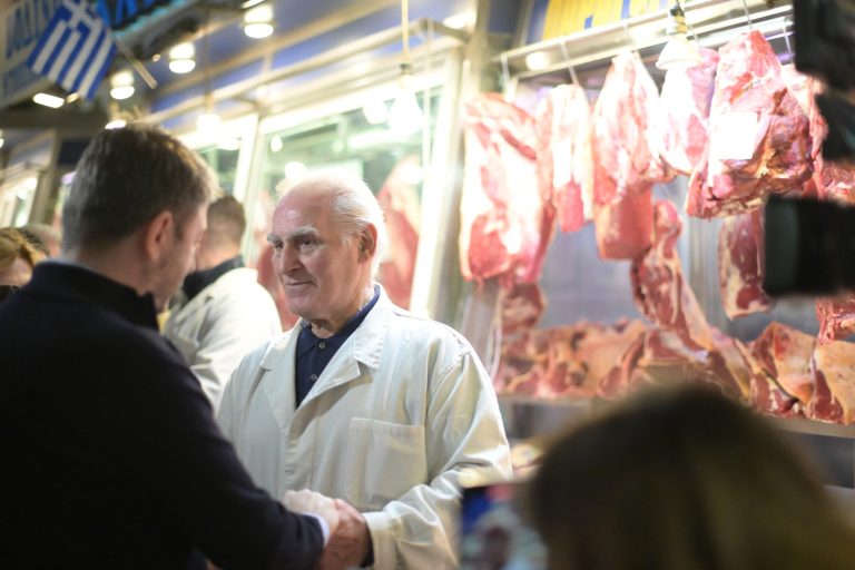 Στη Βαρβάκειο ο Ανδρουλάκης: Χρειάζονται κανόνες στην αγορά και όχι ασυδοσία, την οποία επιτρέπει η ΝΔ