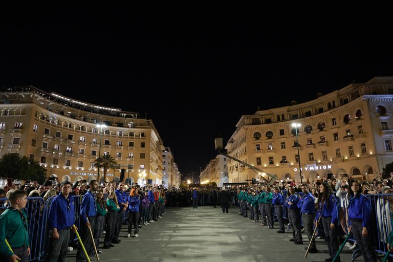 Θεσσαλονίκη: Σε κλίμα κατάνυξης η συνάντηση των πέντε επιταφίων στην πλατεία Αριστοτέλους