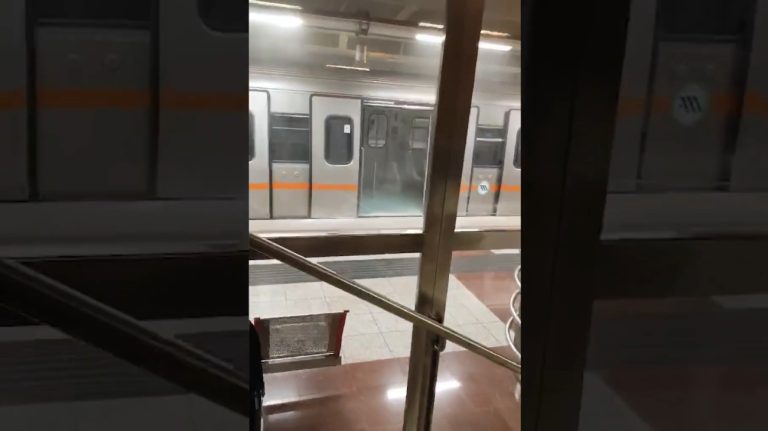 Μετρό: Εκκενώθηκε συρμός λόγω καπνών