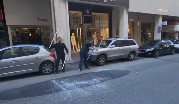 Έγινε η Πρώτη Ανάσταση στην Πάτρα – Γιατί σπάνε λάμπες οι καταστηματάρχες;