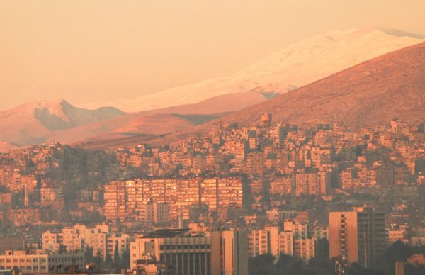 Συρία: Το Ηνωμένο Βασίλειο αίρει τις κυρώσεις – «Aξίζει μια ευκαιρία να ανοικοδομήσει την οικονομία της»