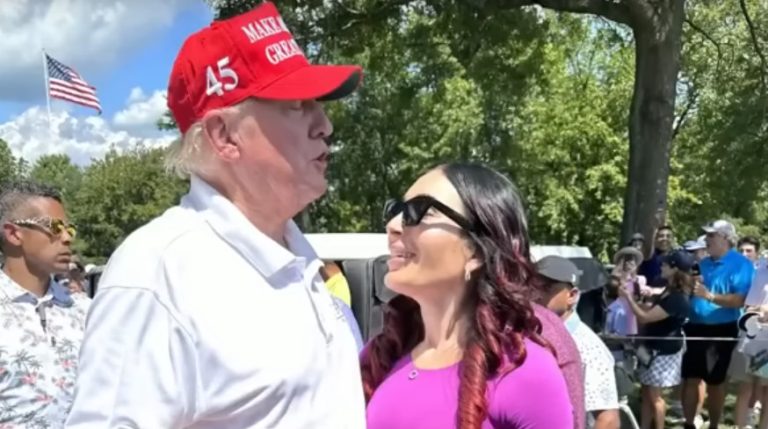 Ο Τραμπ ξηλώνει κυβερνητικούς αξιωματούχους μετά από προτροπή ακροδεξιάς σκληροπυρηνικής οπαδού