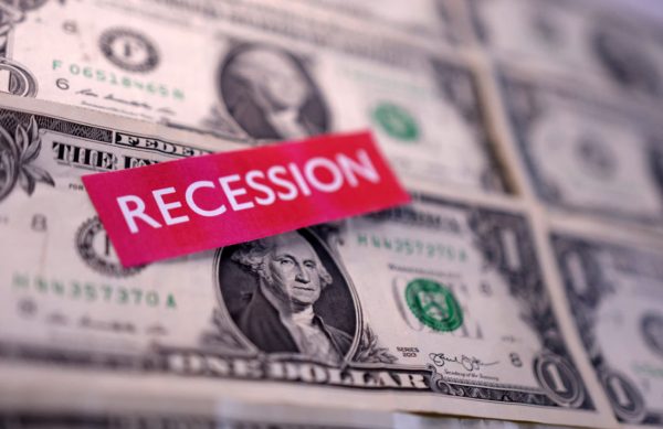 Έρευνα Bloomberg: Αυξάνονται οι πιθανότητες ύφεσης στην οικονομία των ΗΠΑ