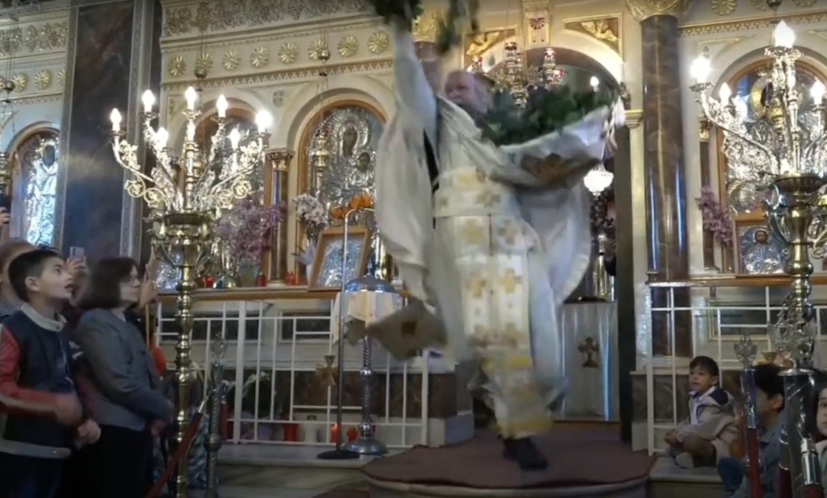 Πρώτη Ανάσταση: Κλέβει και πάλι την παράσταση ο «ιπτάμενος ιερέας» της Χίου