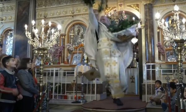 Πρώτη Ανάσταση: Κλέβει και πάλι την παράσταση ο «ιπτάμενος ιερέας» της Χίου