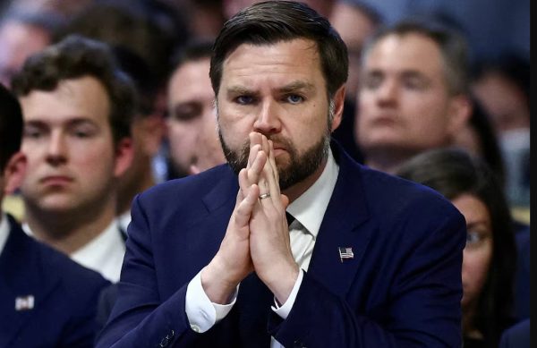 Ο Τζέι Ντι Βανς προκαλεί οργή στο διαδίκτυο για «ασέβεια» – Πώς παρέβη το πρωτόκολλο του Βατικανού