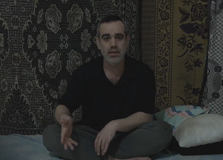 «Νετανιάχου, εσύ είσαι ο λόγος που είμαι εδώ» – Η Χαμάς έδωσε στη δημοσιότητα βίντεο με Ισραηλινό όμηρο