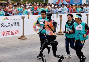 «Είσαι πιο γρήγορος από ένα ρομπότ;» – Μαραθώνιος στην Κίνα με ανθρωποειδή εναντίον ανθρώπων