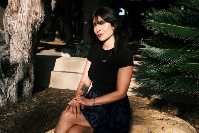 «Ζούμε σε μια εποχή μετα-αλήθειας» – H σκηνοθέτις Thalia Mavros ανάμεσα στο Λος Άντζελες και την Αθήνα