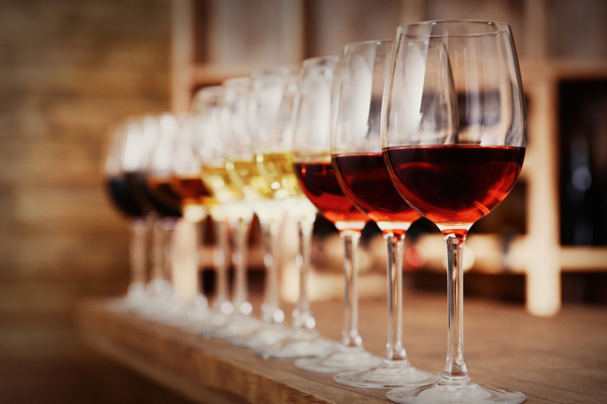 Politico: Ρώσοι χάκερ παγίδευαν Ευρωπαίους διπλωμάτες με καλέσματα οινοποσίας