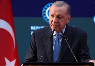 Τουρκία: Αντιδράσεις Ερντογάν στον χαρακτηρισμό “αρχηγός χούντας” του Οζγκούρ Οζέλ