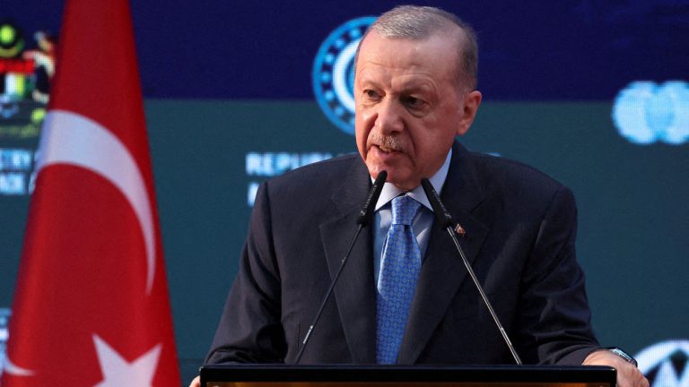 Τουρκία: Αντιδράσεις Ερντογάν στον χαρακτηρισμό “αρχηγός χούντας” του Οζγκούρ Οζέλ