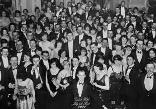 Η «Λάμψη»: Αληθινή ανατριχιαστική φωτογραφία από το τέλος της ταινίας βρέθηκε μετά από δεκαετίες