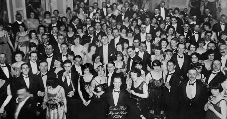 Η «Λάμψη»: Αληθινή ανατριχιαστική φωτογραφία από το τέλος της ταινίας βρέθηκε μετά από δεκαετίες