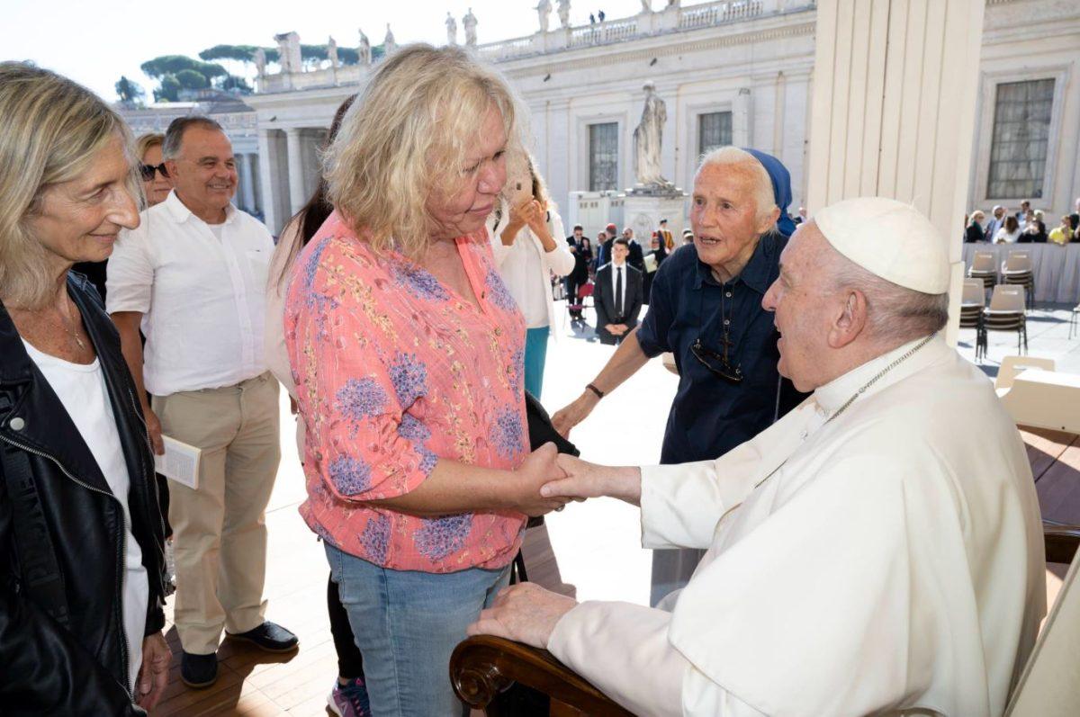 Πάπας Φραγκίσκος: Τρανς εξομολογούνται πως τις βοήθησε να νιώσουν φυσιολογικές