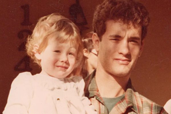 H κόρη του Τομ Χανκς θέλησε να μάθει αν ο παππούς της ήταν δολοφόνος. Έμαθε πολλά περισσότερα