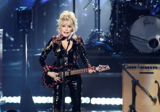 «Πηγαίνω στο κρεβάτι με το μακιγιάζ μου» – Η Ντόλι Πάρτον για τους άνδρες, την εικόνα της και τους πλούσιους