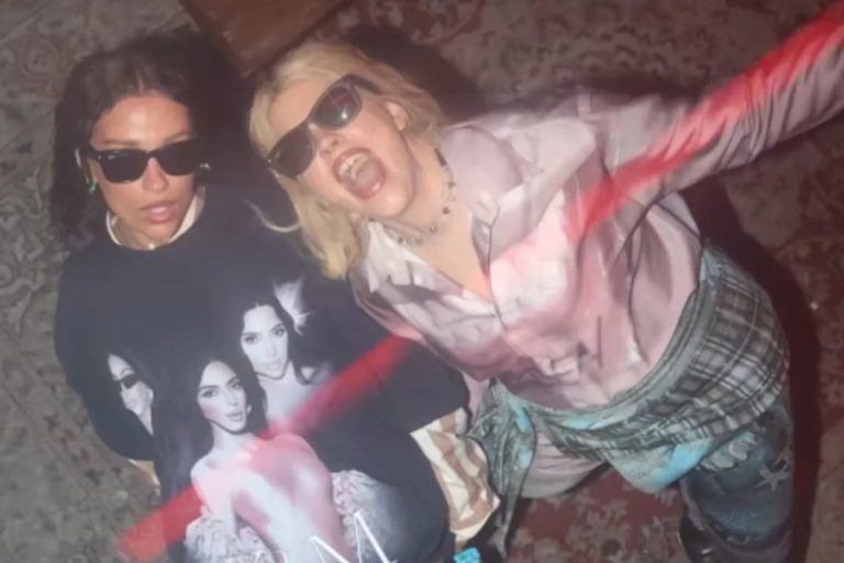 Κατερίνα Ντούσκα & Ελένη Φουρέιρα στο πρώτο ελληνικό videoclip με γυαλιά AI