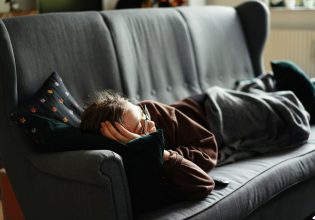 Ο ήχος της ανοιχτής τηλεόρασης: Γιατί βοηθάει τον ύπνο μας;