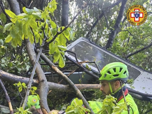 Nάπολη: Tέσσερις νεκροί και ένας τραυματίας, μετά από πτώση καμπίνας τελεφερίκ