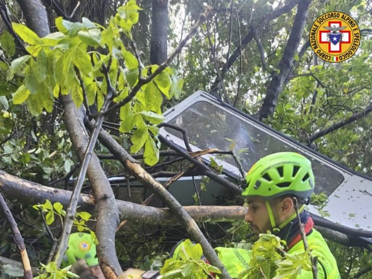 Nάπολη: Tέσσερις νεκροί και ένας τραυματίας, μετά από πτώση καμπίνας τελεφερίκ