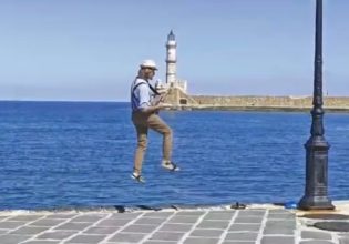 Χανιά: Απίστευτος ακροβάτης παίζει μουσική σε τεντωμένο σκοινί – Άφωνοι οι περαστικοί