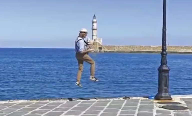 Χανιά: Απίστευτος ακροβάτης παίζει μουσική σε τεντωμένο σκοινί – Άφωνοι οι περαστικοί