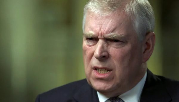 Ο πρίγκιπας Άντριου έχει νεύρα: Λούτρινα αρκουδάκια στη σειρά, κρεατοελιές μακριά από το Παλάτι