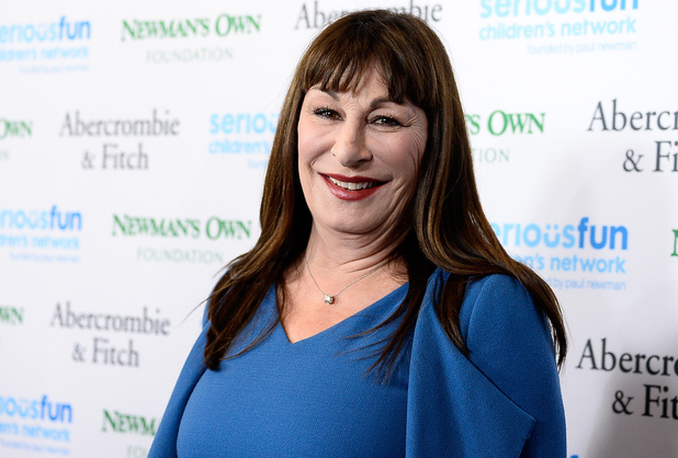 Αντζέλικα Χιούστον: Η συγκλονιστική εξομολόγηση για τον καρκίνο