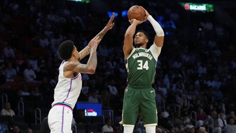 Αντετοκούνμπο: «Όταν χάσαμε τέσσερα ματς στη σειρά νόμιζα ότι θα μείνουμε εκτός playoffs» (vid)