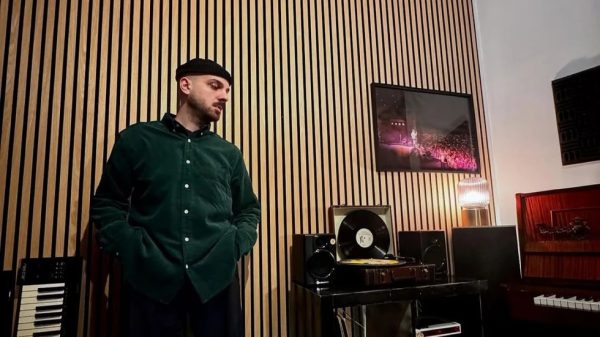 Hθοποιός που πρωταγωνιστεί στη «Γη Της Ελιάς» στο πλευρό του Apon στο νέο του music video «Καθρέφτης»