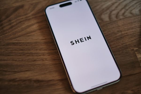 Shein και Temu στο στόχαστρο Τραμπ: Tριπλασιασμός δασμών στις φθηνές εισαγωγές από Κίνα