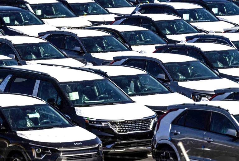 Οι «ντεκαφεϊνέ» δασμοί που ετοιμάζει ο Τραμπ φέρνουν χαμόγελα στις αμερικανικές αυτοκινητοβιομηχανίες