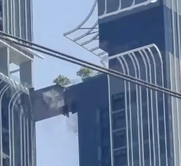 Μπανγκόκ: Πατέρας πήδηξε πάνω από καταρρέουσα γέφυρα για να σώσει την οικογένειά του (Βίντεο)