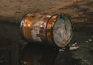 Eurostat: Ξύνουμε τον πάτο το βαρελιού σε αγοραστική δύναμη αλλά ο πρωθυπουργός «πουλά»… δημιουργική λογιστική